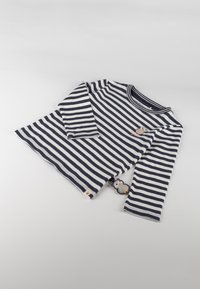 Langärmliges Shirt mit Navy- und weißen Streifen sowie rundem Ausschnitt, Stoffetikett und gesticktem Eulenakzent auf der Brust.