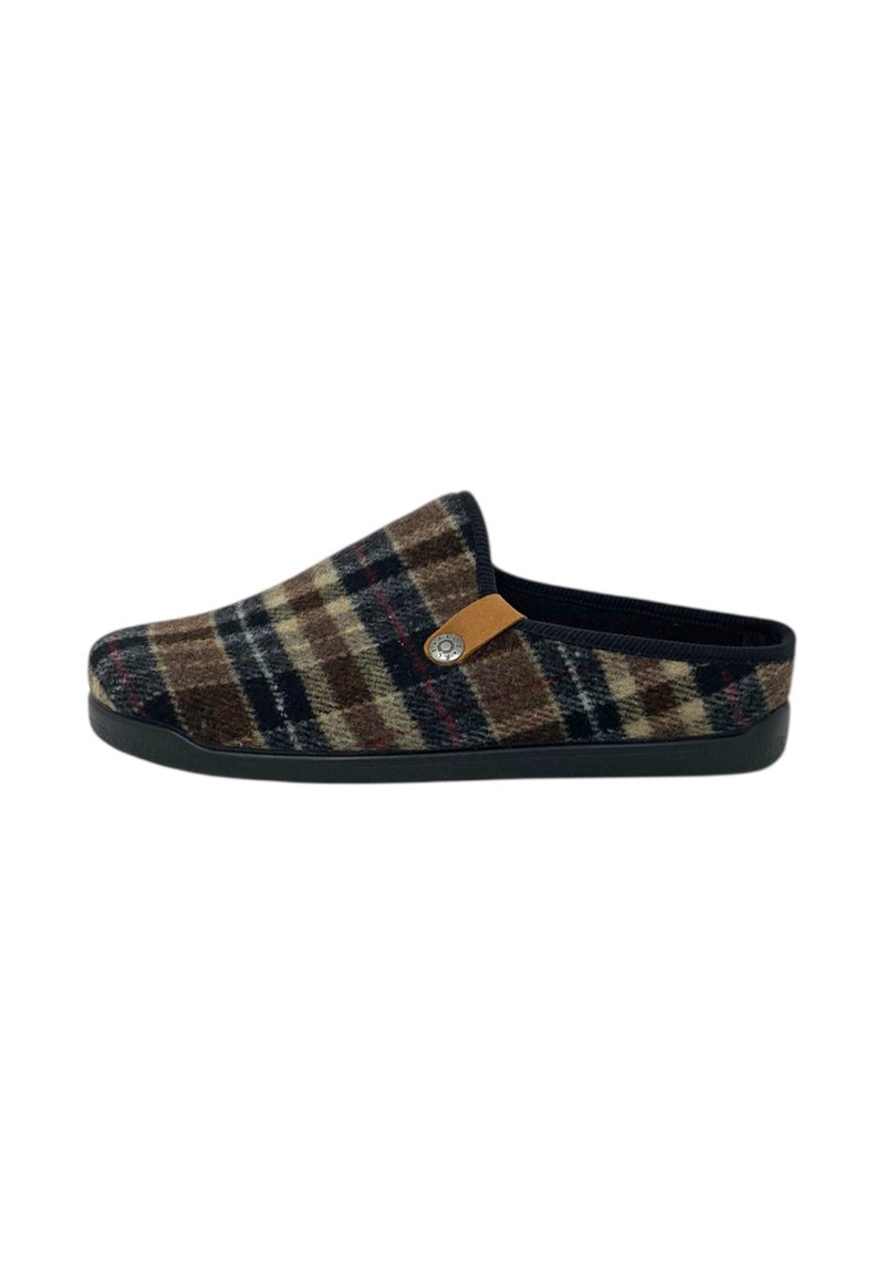 Pantofole slip-on a quadri nei colori marrone, blu navy e beige. Esterno in morbida lana con suola in gomma nera. Dettaglio in pelle con bottone in metallo.