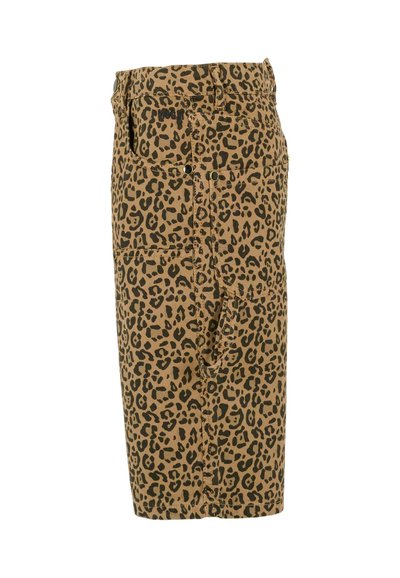 Gonna marrone con stampa leopardata nera, dotata di più tasche e dettagli in rivetti, mostrata in vista laterale su sfondo bianco.