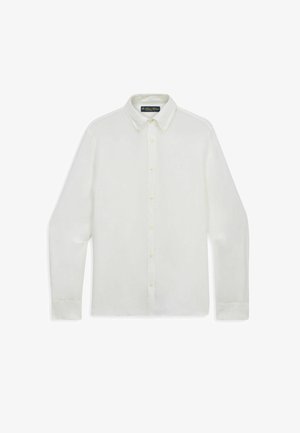 Witte overhemd met lange mouwen, knopen aan de voorkant, een spitse kraag en knoopmanchetten, platuitgelegd op een witte achtergrond.