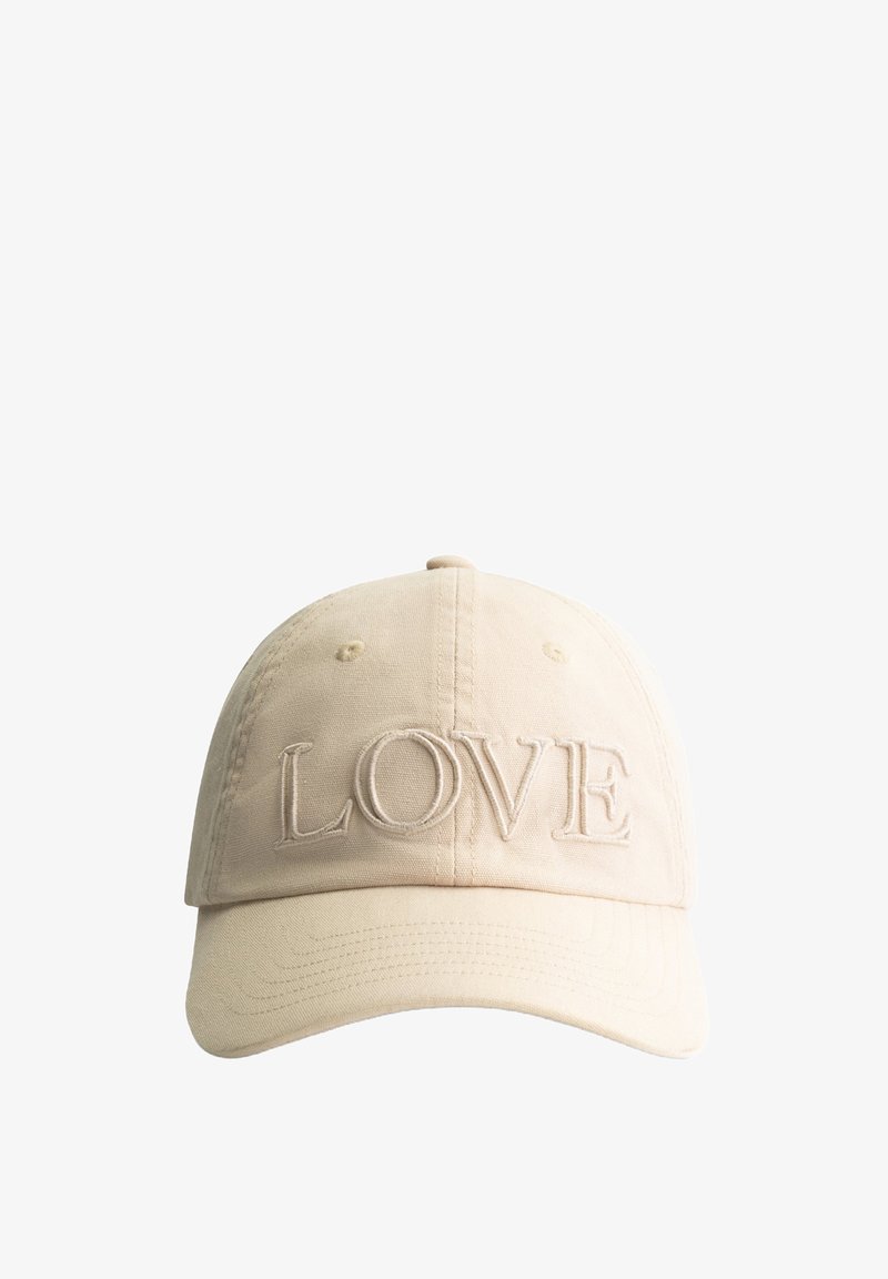 Beige katoenen pet met een verstelbare strap, voorzien van verhoogde "LOVE" borduursel op de voorkant. Soepele textuur en gebogen rand.