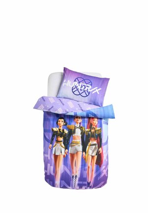 Łóżko pojedyncze z pościelą w motyw fioletowej bluzy z kapturem, przedstawiającą trzy animowane postacie kobiece w stylowych strojach oraz poduszka z tekstem "HUNTR X".