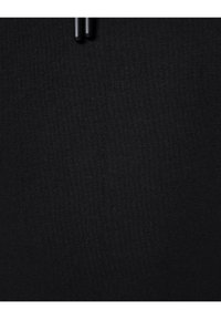 Svart tyg med en slät textur, som har en enhetlig, stretchig design. Inkluderar två små svarta metallföremål upptill.