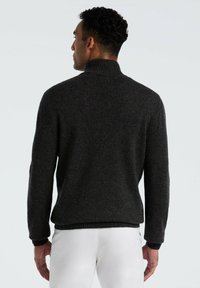 Dunkelgrauer Strickpullover mit hohem Kragen, gerippten Bündchen und Saum; verfügt über eine weiche Textur und eine lässige Passform, von hinten betrachtet.