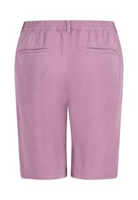 Tilpassede shorts i lys rosa stoff med elastisk midje, har to baklommer og en jevn tekstur.