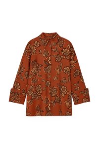 Bluse i rustfarve med lange ærmer, blomstermønster i sort og gul, og en front uden knapper, med en afslappet pasform og krave.