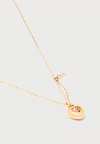 Κολιέ με χρυσή αλυσίδα και κρεμαστό με σχήμα καρδιάς που έχει ένα μικρό ροζ λίθο και ένα μικρό κλειδί με ροζ πέτρες.