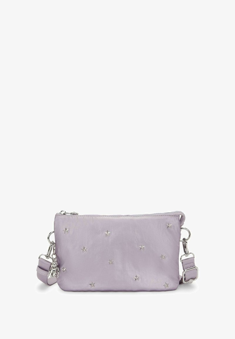 Borsa di tessuto lilla con decorazioni di stelle argento, chiusura con zip e tracolla staccabile. Texture liscia, forma rettangolare e accessori metallici.