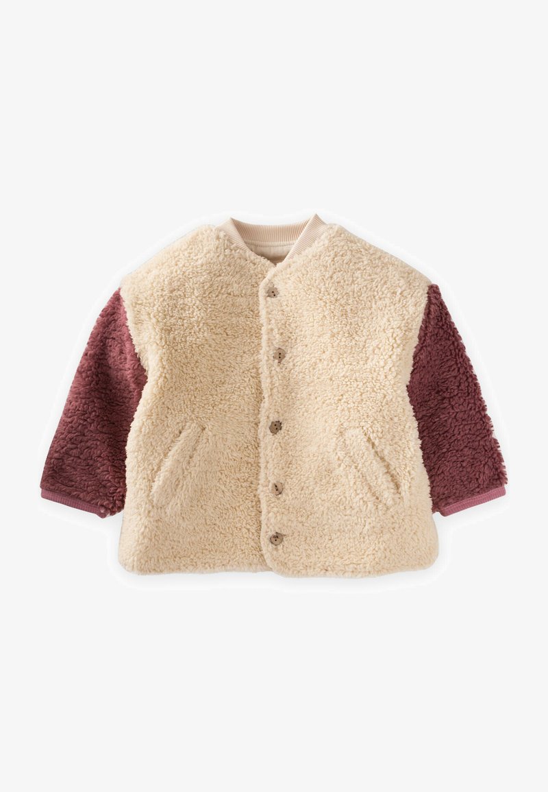 Tekoturkistar takki, jossa on kermaisen vaalea etuosa ja viininpunaiset hihat, pyöreä kaulus, nappikiinnitys ja kaksi sivutaskua. Pehmeä rakenne kauttaaltaan.