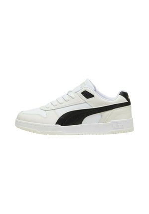 Sneaker in pelle bianca con accenti neri, punta rotonda, allacciatura frontale e collo imbottito. Presenta dettagli con logo sul tallone e sul lato.