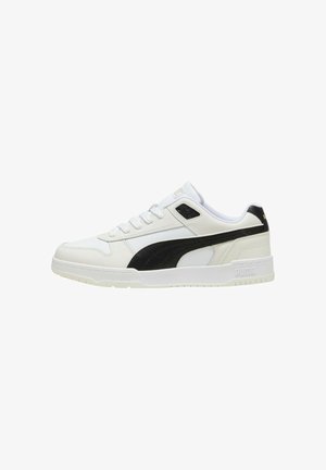 Zapatilla de cuero blanca con acentos negros, punta redonda, cordones en la parte delantera y cuello acolchado. Presenta un detalle de logo en el talón y en el lateral.