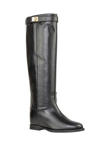 Stivale alto in pelle nera con texture liscia, punta arrotondata e un accento in metallo dorato vicino alla parte superiore. Suola robusta e design dritto.