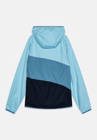 Lekka kurtka z kapturem w trzech kolorach, z jasnoniebieskimi, ciemnoniebieskimi i granatowymi panelami. Gładki materiał z elastycznymi mankietami.