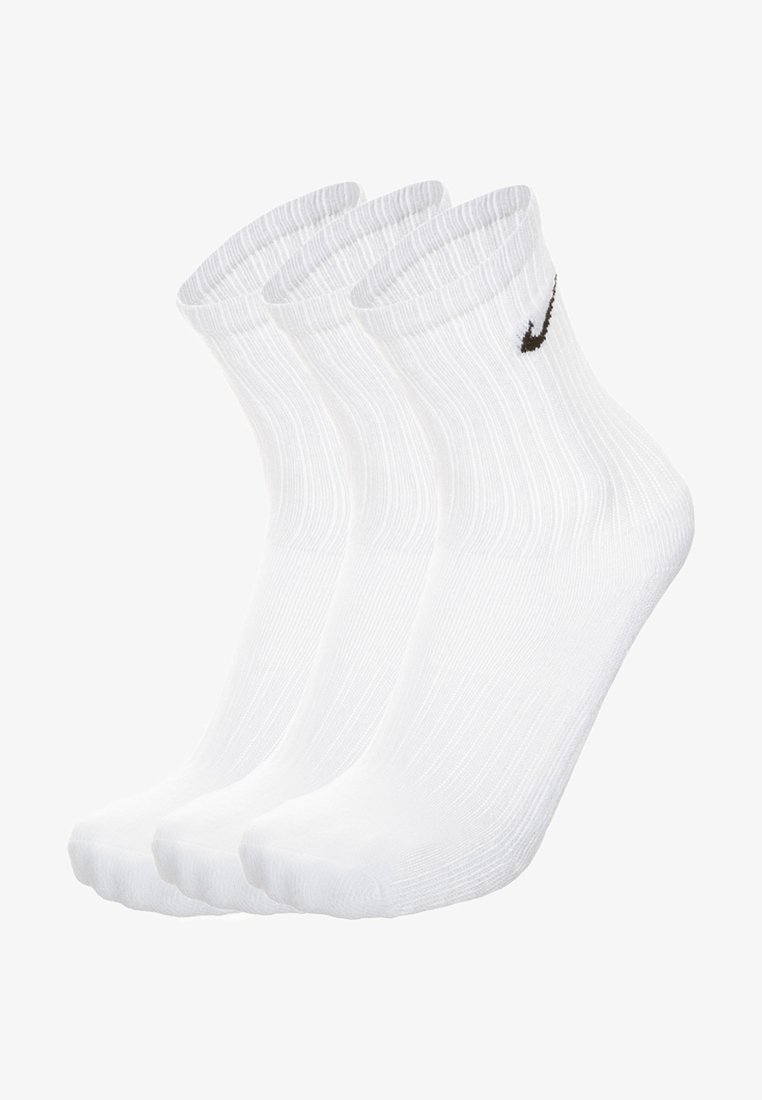 Calzini alla caviglia Nike bianchi, texture a coste, tre paia, logo nero accento sui lati, fascia elastica sulla parte superiore per una migliore vestibilità.