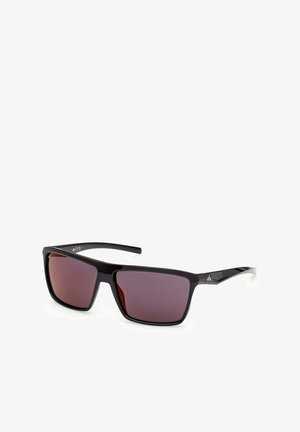 Lunettes de soleil rectangulaires noires avec verres teintés foncés et branches fines sur fond blanc.