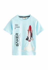 Šviesiai mėlyna trumpomis rankovėmis marškinėlių su raudonos raketos grafika, debesimis ir užrašu. Pagaminti iš švelnios medvilnės, patogiai priglunda.