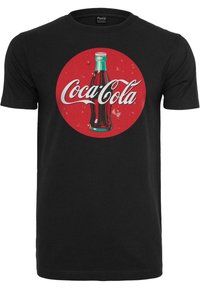 Sort bomulds t-shirt med et rundt rødt grafisk motiv, der viser en vintage Coca-Cola flaske, og mærkenavnet i hvid skrift.