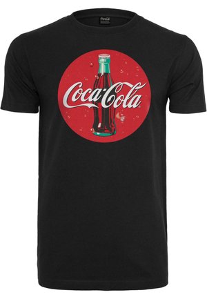 Juodas medvilnės marškinėliai, kuriuose yra apvalus raudonas grafikas su vintage Coca-Cola buteliu ir baltu šriftu užrašytu prekės ženklu.