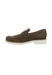 Mocassins en suede marron avec un bout rond, des coutures décoratives et une semelle en caoutchouc blanche. Conception à enfiler pour un enfilage facile.