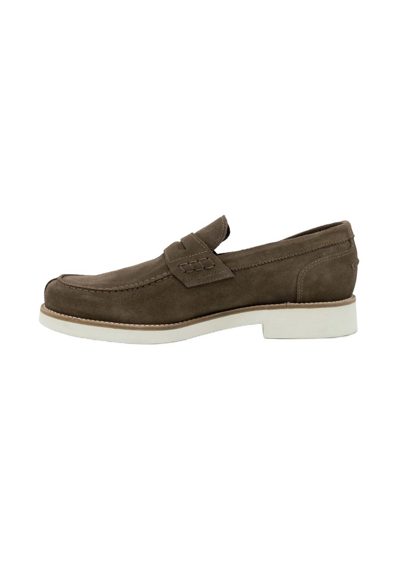 Mocassins en suede marron avec un bout rond, des coutures décoratives et une semelle en caoutchouc blanche. Conception à enfiler pour un enfilage facile.