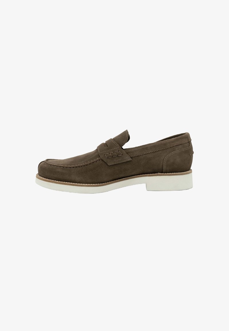 Mocassins en suede marron avec un bout rond, des coutures décoratives et une semelle en caoutchouc blanche. Conception à enfiler pour un enfilage facile.