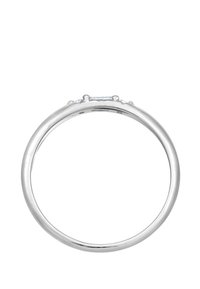 Bague en argent avec un bandeau effilé, une pierre rectangulaire au centre et de petites accents ronds de chaque côté. Fini lisse et poli.