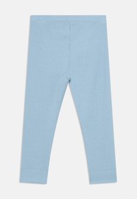 Otroško legice svetlo modre barve iz rebrastega blaga z elastičnim pasom, zoženimi hlačnicami in diskretnimi všitki na koncu hlačnic ob gležnjih.