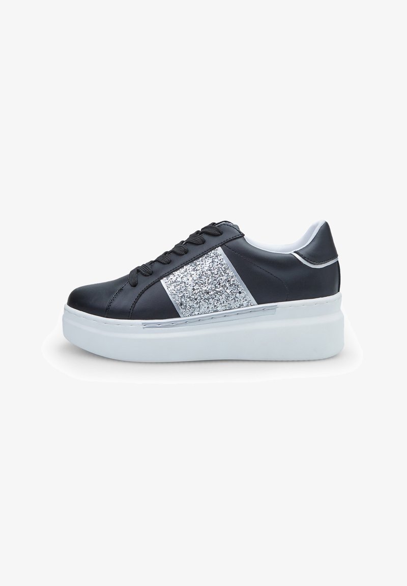 Sneaker in pelle nera con un pannello di glitter argento, suola spessa bianca, lacci neri e dettagli argento sul tallone e sui lati.