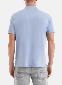 Polo shirt bleu clair à manches courtes, avec un col et un ourlet droit. Le tissu semble lisse et légèrement extensible. Coutures et piqûres visibles.