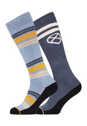 Gestreepte blauwe en grijze sokken met gele en marineblauwe accenten. Heeft een zwarte teen en hiel, en een logo op de donkere sok.
