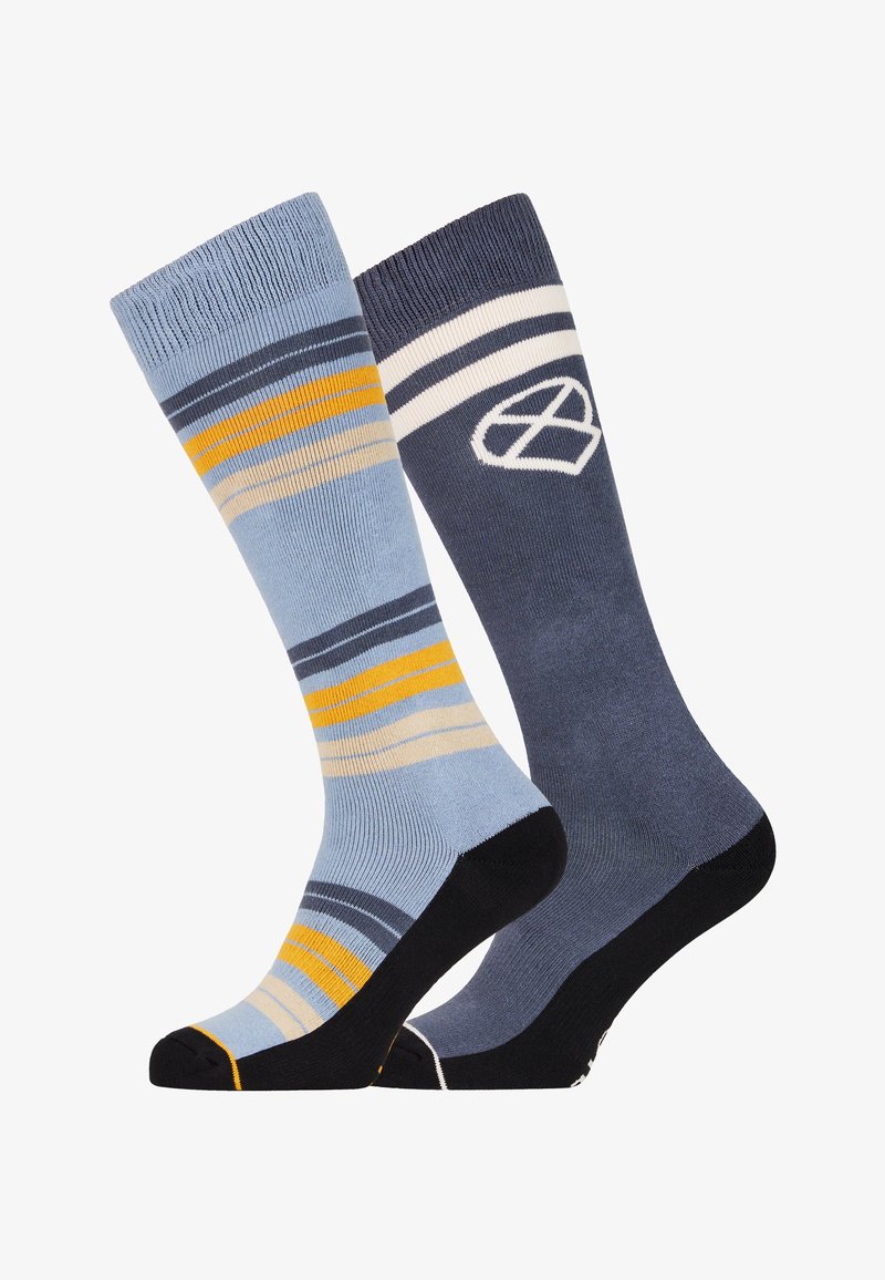 Gestreepte blauwe en grijze sokken met gele en marineblauwe accenten. Heeft een zwarte teen en hiel, en een logo op de donkere sok.