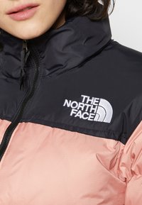 The North Face RETRO NUPTSE JACKET - Casaco de penas - rose dawn
