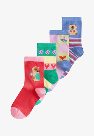 Quatre chaussettes d'enfants colorées avec des motifs d'animaux, cœur, papillon et coccinelle, disposées en ligne diagonale sur un fond blanc.
