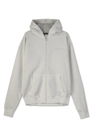 Sudadera con cremallera de color gris claro, hecha de un tejido suave, que cuenta con un bolsillo frontal, capucha y puños de canalé. Diseño sencillo con un detalle mínimo.