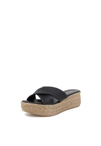 Sandalo con tacco a cuneo nero, dal design con cinturini incrociati, realizzato in pelle liscia. Presenta una piattaforma in juta intrecciata testurizzata per una migliore aderenza e comfort.