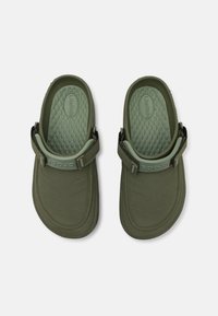 Sandales Green LiteRide avec semelle intérieure en caoutchouc texturé, sangle de talon réglable et rainures sur le dessus solide pour le drainage et l'adhérence.