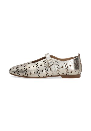 Metallisch silberne Ballerinas mit gestanzten geometrischen Mustern, verstellbarem Schnallenriemen, spitz zulaufender Zehenpartie und flacher brauner Sohle.