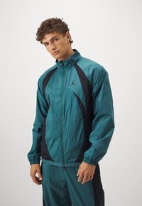 Jordan SPORT JAM WARM UP JACKET - Chaqueta de entrenamiento - oxidized green/black/white