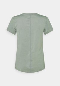 Camiseta de mangas cortas en tejido verde claro, con escote redondeado y una costura central en la parte posterior para un detalle adicional. Textura suave, ajuste casual.