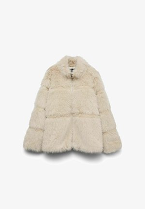 Fuskepelsjakke i en blød beige farve med høj krave, lynlåslukning og et quiltet design med synlig tekstur og bløde sektioner.