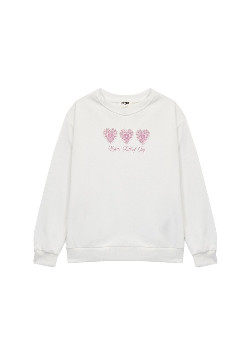 Sudadera blanca de manga larga, con escote redondeado, que presenta tres diseños de corazones rosas y el texto "Corazones llenos de alegría" abajo.