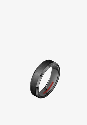 Anello in metallo spazzolato nero con bordi lucidi, superficie interna arrotondata e una linea d'accento rossa sulla banda interna.