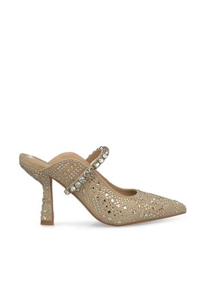 Escarpin beige à talon slingback avec un bout pointu, orné de strass et d'épingles, doté d'une bride décorative et de côtés texturés.