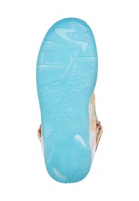 Podeszwa sportowego buta w jasnoniebieskim kolorze gumy, z teksturowymi wzorami i wyżłobieniami; akcentowana beżową górną częścią oraz czerwonymi detalami.
