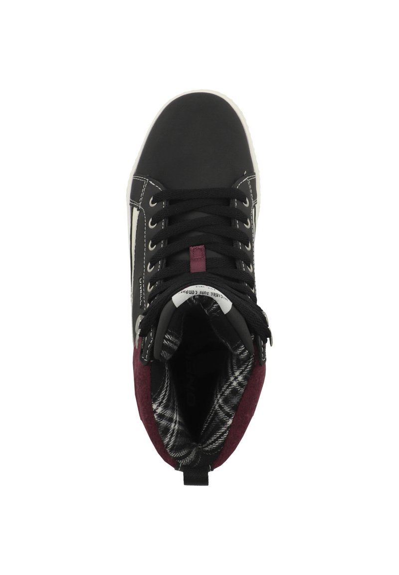 Zapatillas altas negras con costuras blancas, acentos en color burdeos y un interior de cuadros. Presentan cordones negros, puntera redonda y material texturizado.