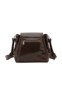 Borsa in pelle marrone con un design strutturato, caratterizzata da un pattina superiore, tasca frontale con zip e tracolla regolabile. Finitura lucida.