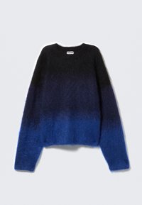 Maglione in maglia morbidissima con un gradiente che passa dal nero al blu scuro fino al blu chiaro. Collo rotondo e maniche lunghe con una vestibilità ampia.