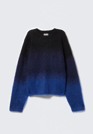 Vrouwelijke fuzzy gebreide trui met een gradient van zwart naar diepblauw naar lichtblauw. Ronde halslijn en lange mouwen met een ontspannen pasvorm.
