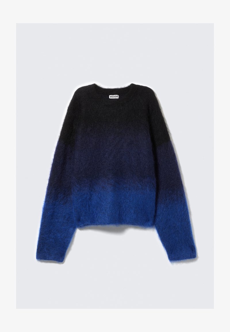 Pull en maille duveteuse avec un dégradé allant du noir au bleu profond puis au bleu clair. Encolure ronde et manches longues avec une coupe décontractée.