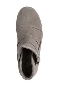 Botín de ante gris claro con cremallera lateral, cuello acolchado y plantilla acolchada con etiqueta "Skechers Air-Cooled Memory Foam".
